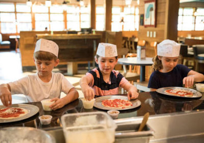 Huzzah-eatery-colonial-williamsburg-kids-make-pizza