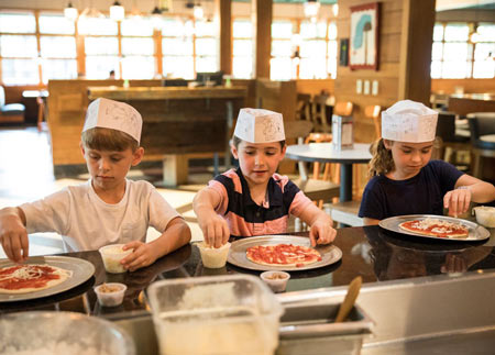 Huzzah-eatery-colonial-williamsburg-kids-make-pizza