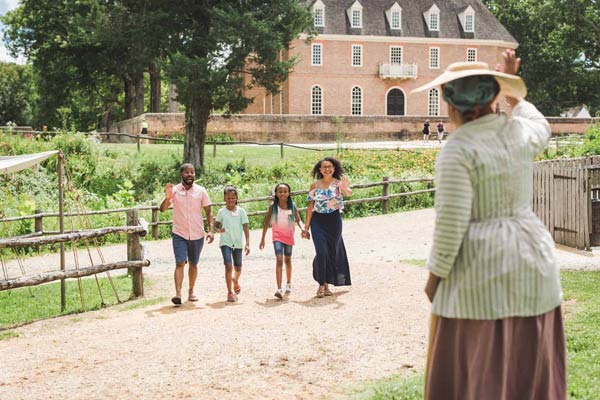 family-at-colonial-williamsburg