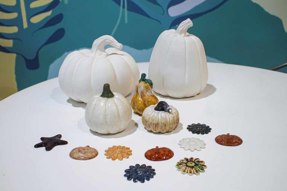 paint-on-pottery-adult-class-shimmer-pumpkin